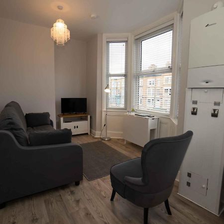 Pass The Keys Newly Renovated 2 Bedroom Apartment And Free Parking Scarborough Buitenkant foto