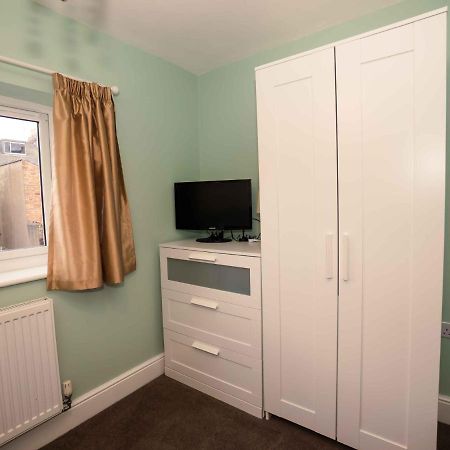 Pass The Keys Newly Renovated 2 Bedroom Apartment And Free Parking Scarborough Buitenkant foto