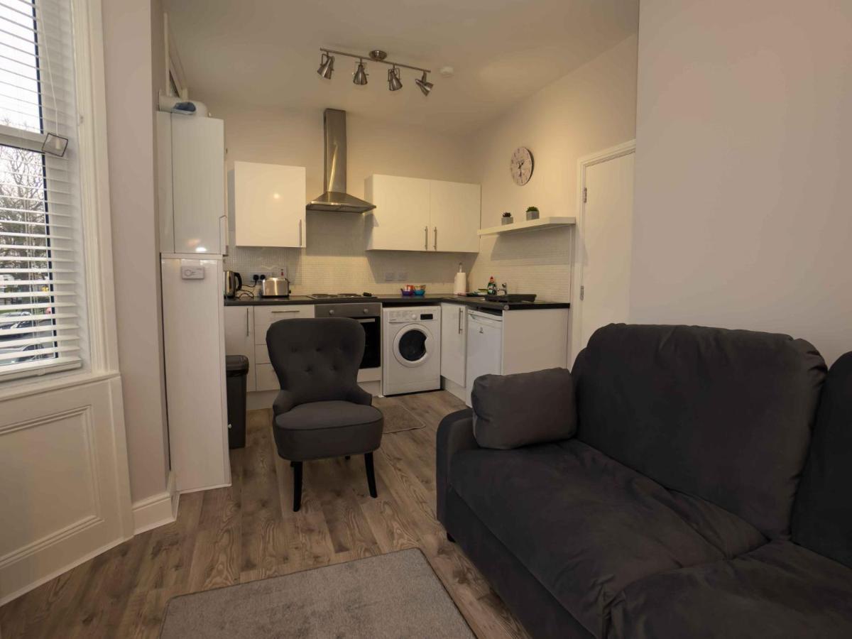 Pass The Keys Newly Renovated 2 Bedroom Apartment And Free Parking Scarborough Buitenkant foto