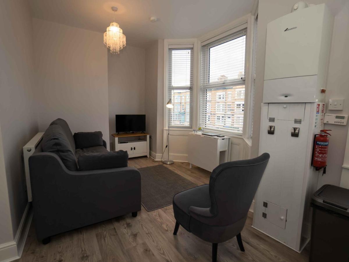 Pass The Keys Newly Renovated 2 Bedroom Apartment And Free Parking Scarborough Buitenkant foto