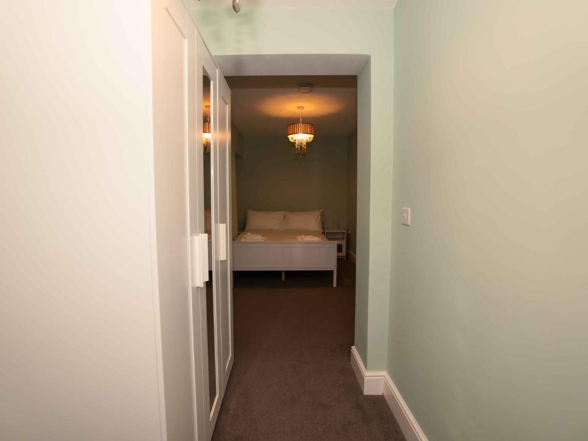 Pass The Keys Newly Renovated 2 Bedroom Apartment And Free Parking Scarborough Buitenkant foto